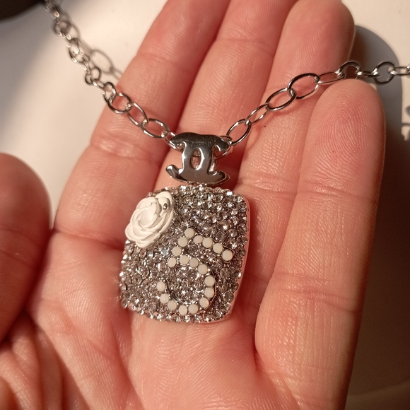 Elegant Cubic Zirconia White Flower Necklace - Picture 10 of 17